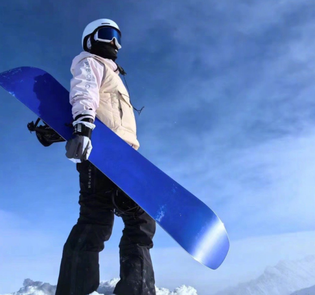 贾玲晒站在山顶的滑雪照回应恶评：风好大，因为站在山顶的缘故吧_新闻频道_中华网